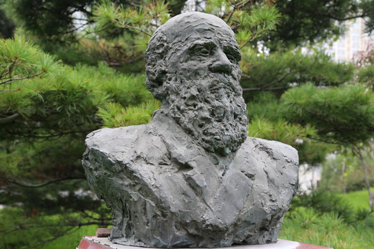 英国博物学家达尔文铜雕像