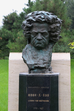 德国音乐家贝多芬铜雕像