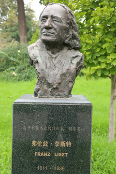 匈牙利钢琴家李斯特铜雕像
