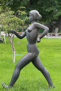 铜雕竞走女运动员