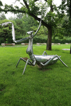 螳螂不锈钢雕像