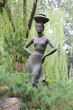 铜雕顶水罐的女人雕像