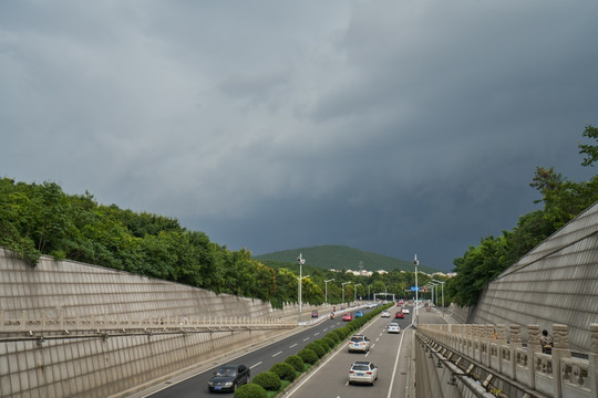 公路隧道 乌云 高清大画幅