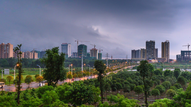 暴雨后的城市夜景