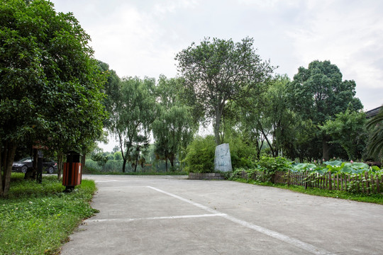 水泥路石碑