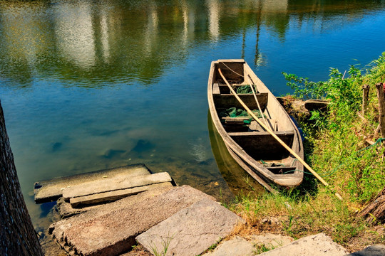 河边小船 渔舟