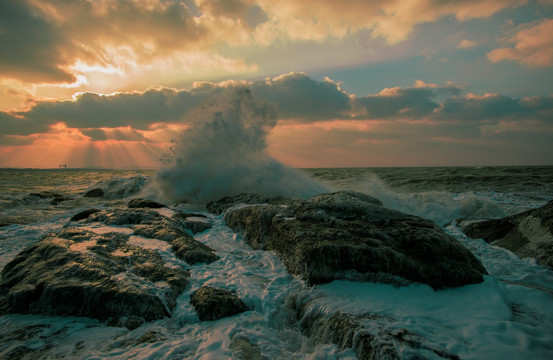 夕阳下的海