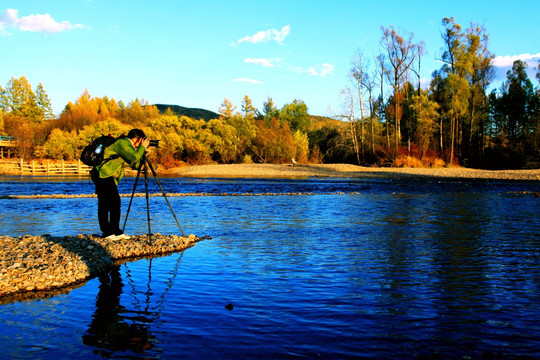 秋季河边摄影女人