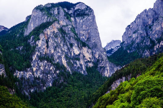 巴拉格宗群山