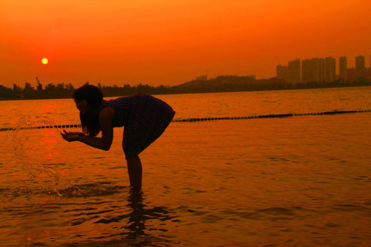 美女夕阳剪影