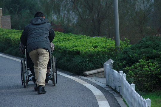 推车陪护老人散步