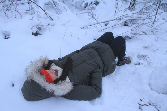 不怕冷躺在雪中拍照