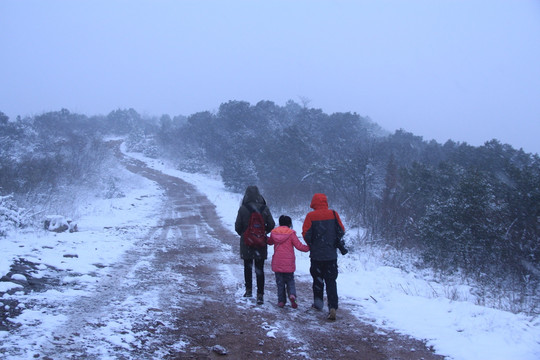 一家三口雪中散步