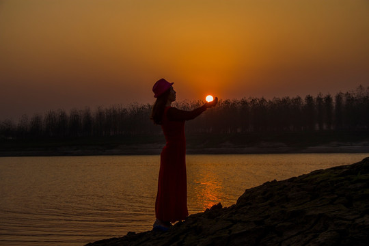 夕阳下的美女剪影