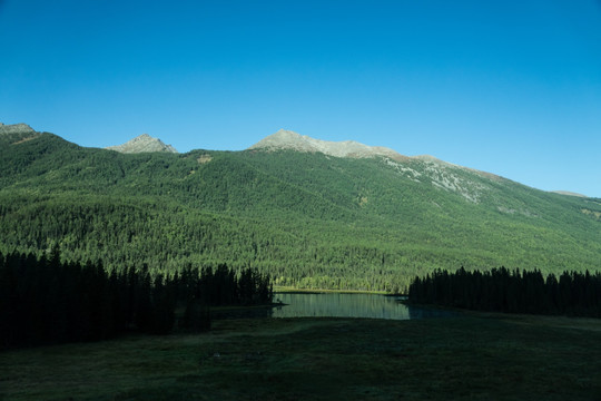 喀纳斯景区神仙湾碧水青山蓝天