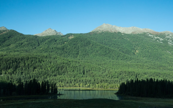 喀纳斯景区神仙湾碧水青山蓝天