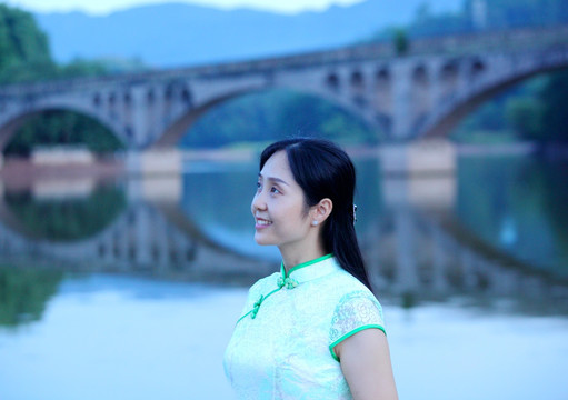 中國(guó)旗袍美女