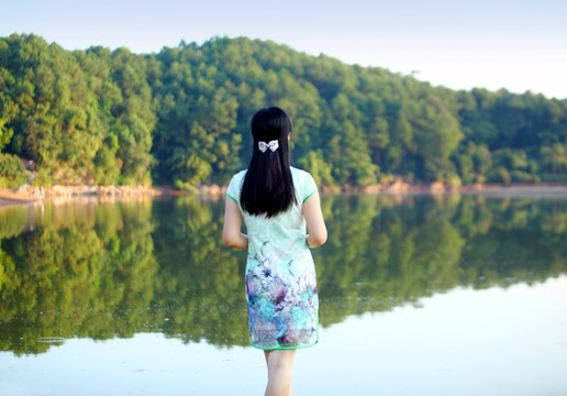 中國(guó)旗袍美女
