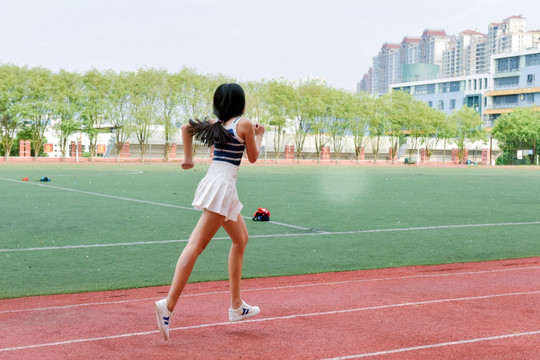 美女操場跑步