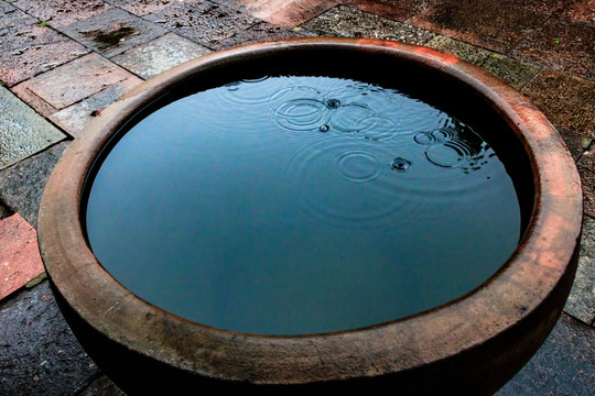 水缸 大缸 雨水 水花 水滴