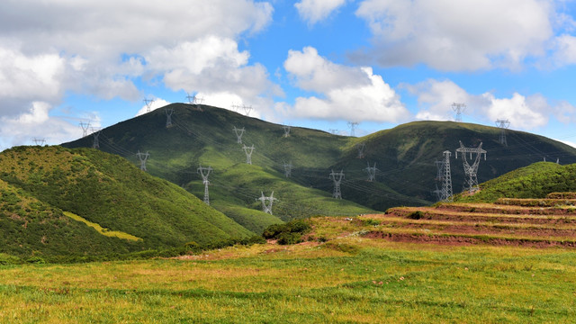 大山里的高压铁塔