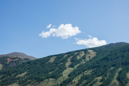 白云飘过山顶