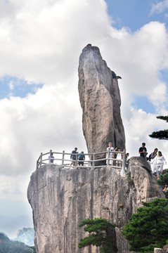 黄山飞来石