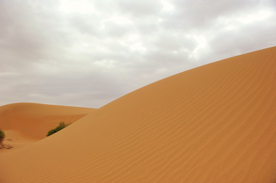 浓云下的沙漠沙丘