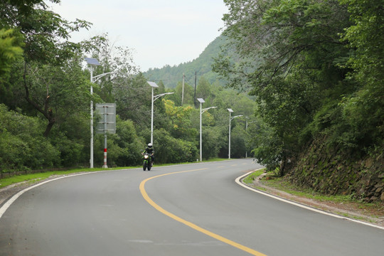 山区公路骑摩托车