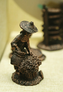 铜雕摘茶叶的女儿
