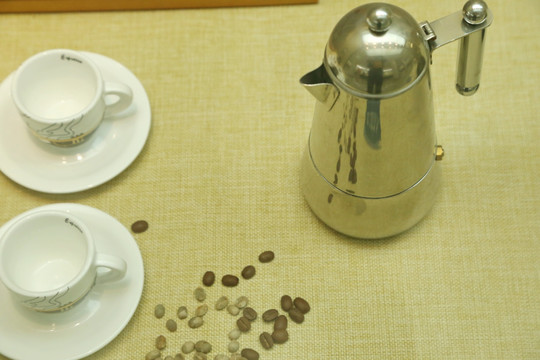 钢制咖啡壶和咖啡杯