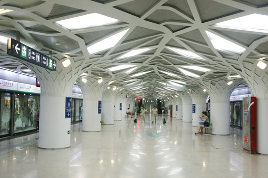 北京地铁仿森林风格的候车站台