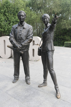 工程师和女助手雕像