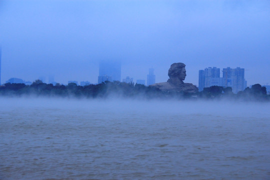 起雾的长沙湘江雾漫湘江