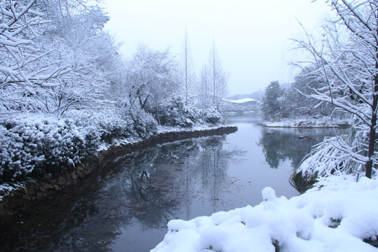 岳麓山穿石坡湖雪景