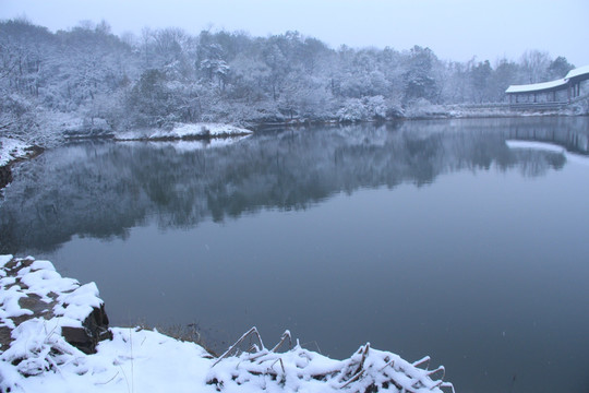 岳麓山穿石坡湖雪景