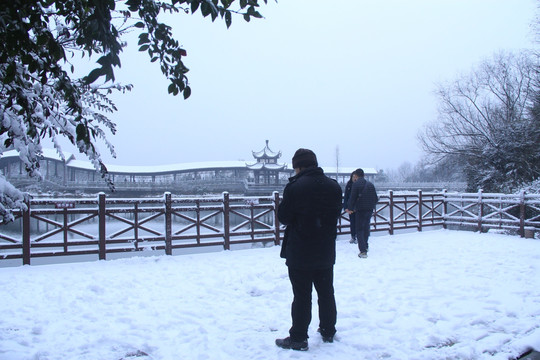 岳麓山穿石坡湖雪景