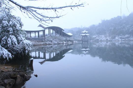 岳麓山穿石坡湖雪景