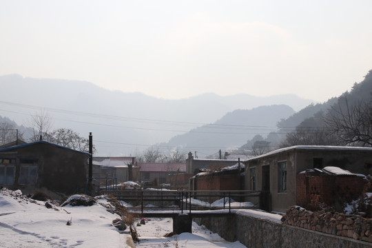 东北农村山区雪景