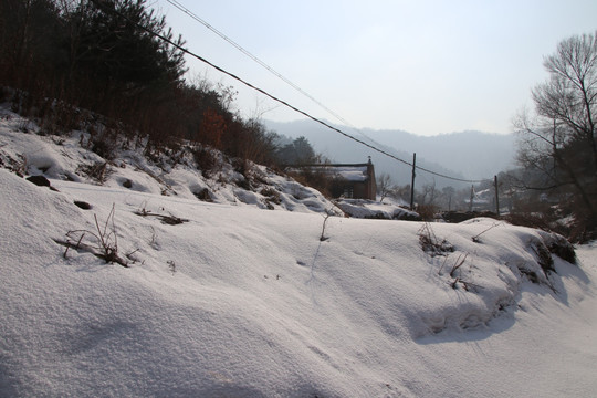 东北农村山区雪景