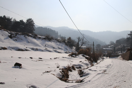 东北农村山区雪景