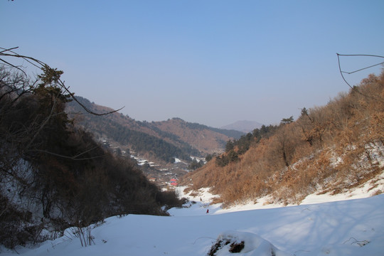 东北农村山区雪景