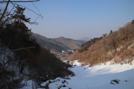 东北农村山区雪景