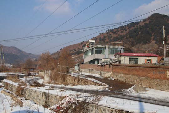 东北农村山区雪景