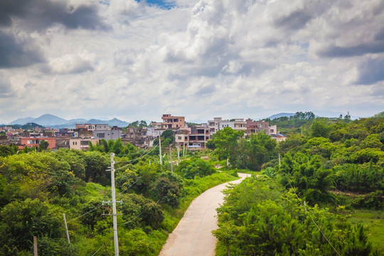 弯曲道路通向小村