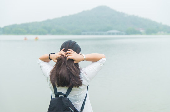 湖畔的女人