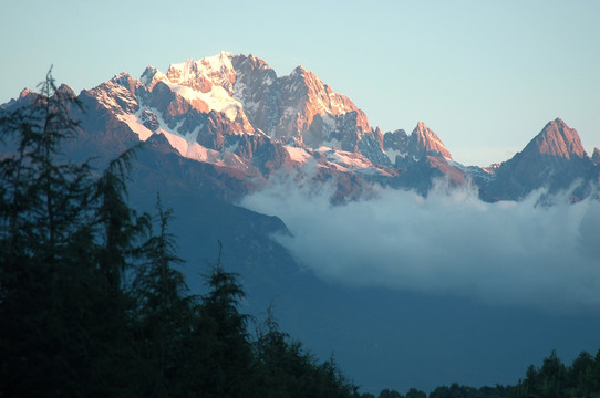 晨曦玉龙雪山