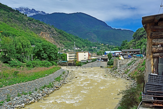 虎跳峡镇