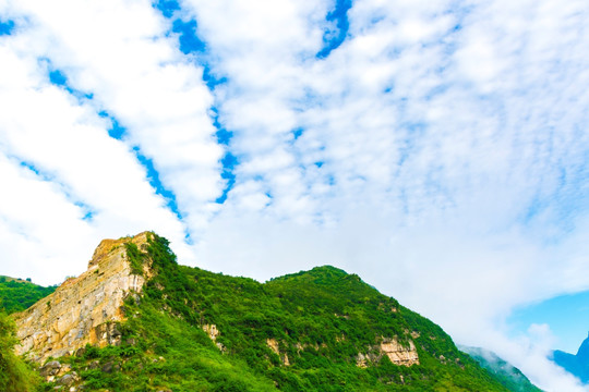 青山 蓝天白云