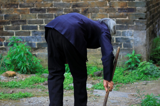 年过90拄拐杖背驼驼背的老奶奶